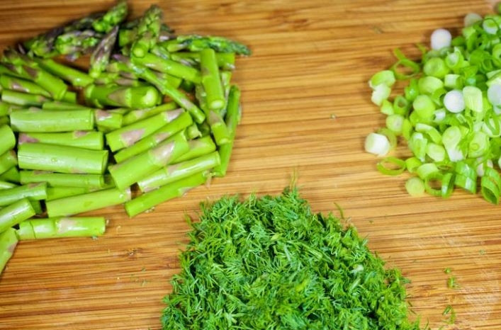 1. Этап. Фриттата с семгой и брокколи: 5. Зелень промойте и нарежьте, но не слишком мелко.