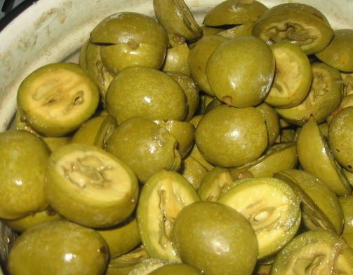 1. Этап. Варенье из зеленых грецких орехов: 5. Нагреваем в кастрюле воду и бланшируем наши орехи 20-25 минут. Орехи существенно поменяются в цвете. Повторяем процедуру еще раз.