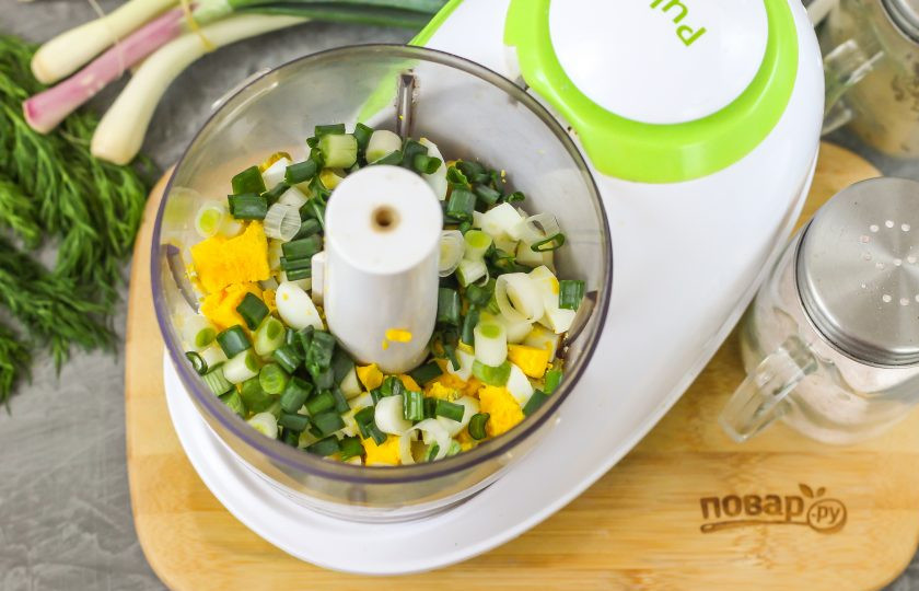1. Этап. Паштет из красной рыбы: Промойте стебли зеленого лука, обсушите, измельчите. Добавьте нарезку к яичной. По желанию можно использовать и укроп, он идеально сочетается с красной рыбой.