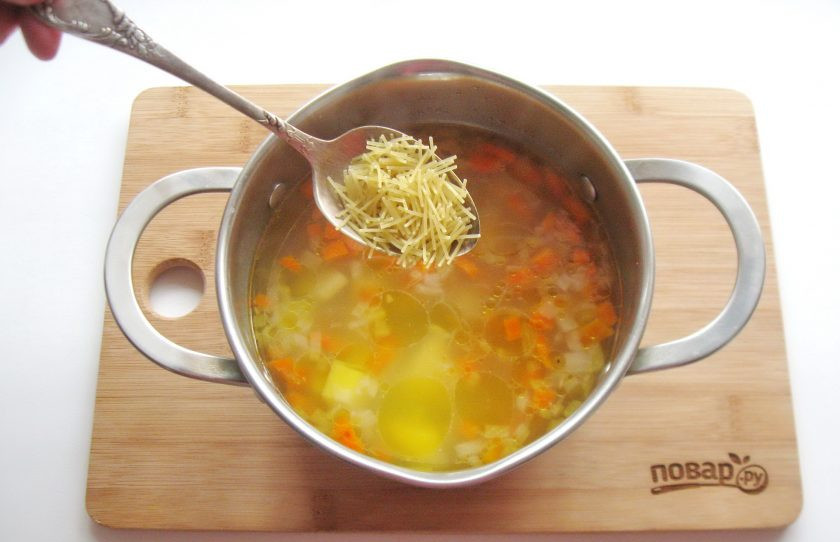 1. Этап. Суп из индейки с вермишелью: Добавьте короткую вермишель, посолите суп по вкусу и варите еще 5 минут.