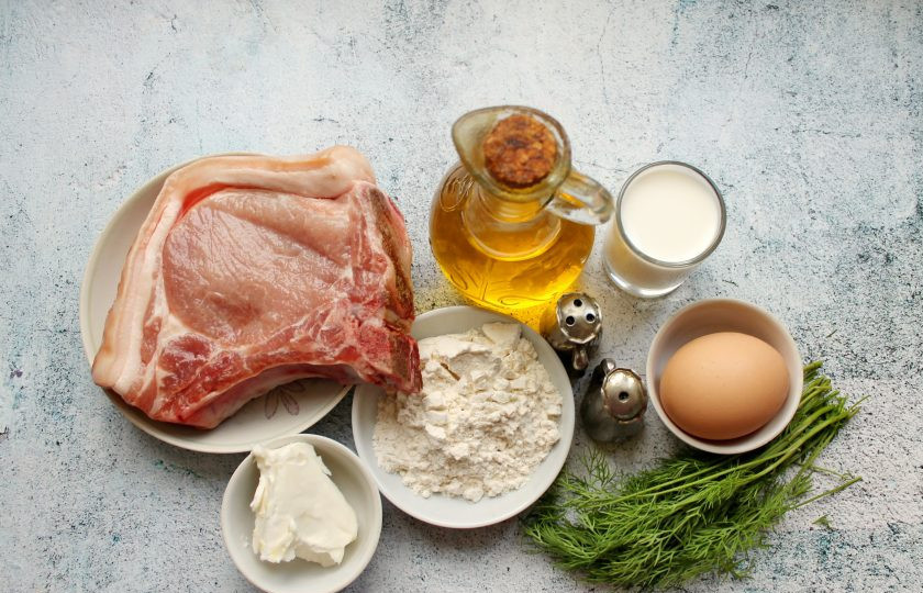 1. Этап. Свинина в кляре в духовке: Подготовьте все необходимые ингредиенты для приготовления свинины в кляре в духовке. Мясо сполосните и обсушите.