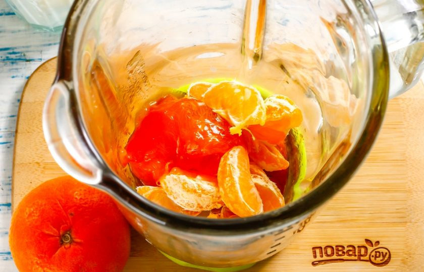 1. Этап. Полезный смузи: Мандарин очистите от кожуры. Разделите фрукт на дольки и выложите их в емкость блендера. Если в плоде присутствуют косточки - обязательно удалите их, чтобы их кусочки не попались при дегустации напитка! Помойте хурму, удалите кожуру и выложите фруктовую мякоть в чашу.