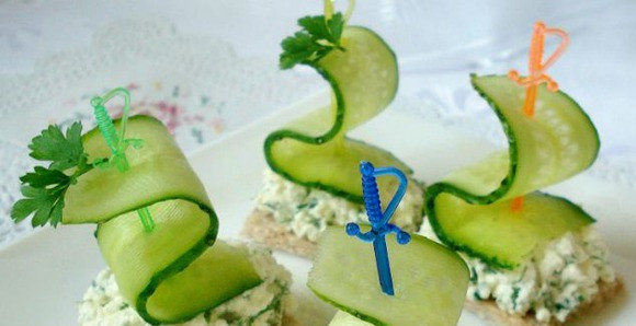 1. Этап. Канапе с огурцом на шпажках: 3. Хлебцы разрезаем на одинаковые квадратики, смазываем творожной пастой, и украшаем пластинкой огурца, нанизанной на шпажку, как показано на фото. Подавайте сразу же!