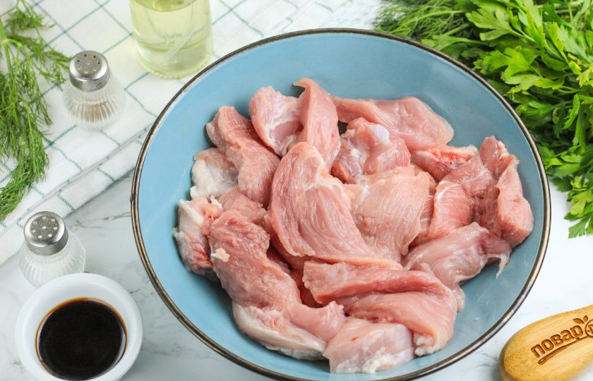 1. Этап. Свиная лопатка на сковороде: Нарежьте свинину порционными кусочками, брусочками или пластами — по вашему вкусу. Выложите в глубокую емкость.