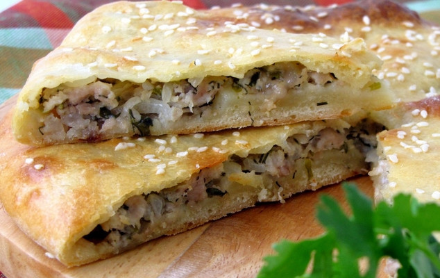 1. Этап. Мясной пирог на кефире: 5. Готовую лепешку смажем маслом и посыплем кунжутом. Запекаем 40 минут при 185 градусах в духовке. Готово!