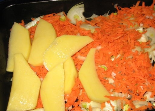 1. Этап. Картофель со свининой и грибами: 2. Потрите морковь на терке. Порежьте лук полукольцами. Картошку порежьте на тонкие дольки.