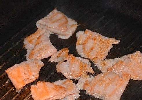 1. Этап. Тарталетки с начинкой: Ломтики копченой красной рыбы уже и сами по себе хороши, но можно их слегка обжарить на гриле.