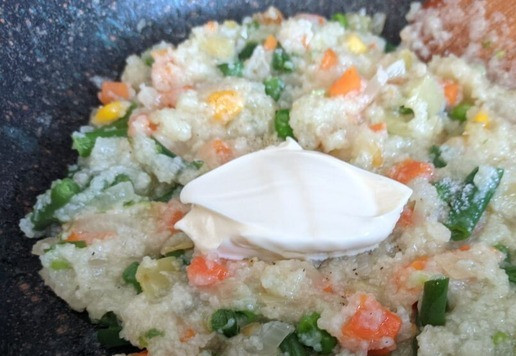 1. Этап. Кальмары, фаршированные рисовой полентой и овощами: В готовую горячую поленту с овощами добавляем плавленный сыр.