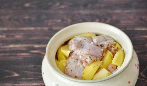 1. Этап. Деревенское жаркое в горшке: Сложите курицу с картошкой в большой вместительный горшок. У меня горшок объемом 2 литра.