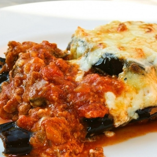 1. Этап. Мусака по-гречески: 6. Выпекайте греческую мусаку в разогретой до 160 градусов духовке в течение 30 минут. Сыр должен стать золотистым и хрустящим, а соус пузыриться. Подавайте с картофелем или зеленым салатом. Приятного аппетита!