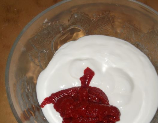 1. Этап. Гуляш из печенки свиной: 1. Смешайте сметану и томатную пасту, добавьте специи. Это будет наша заправка для гуляша из печени.