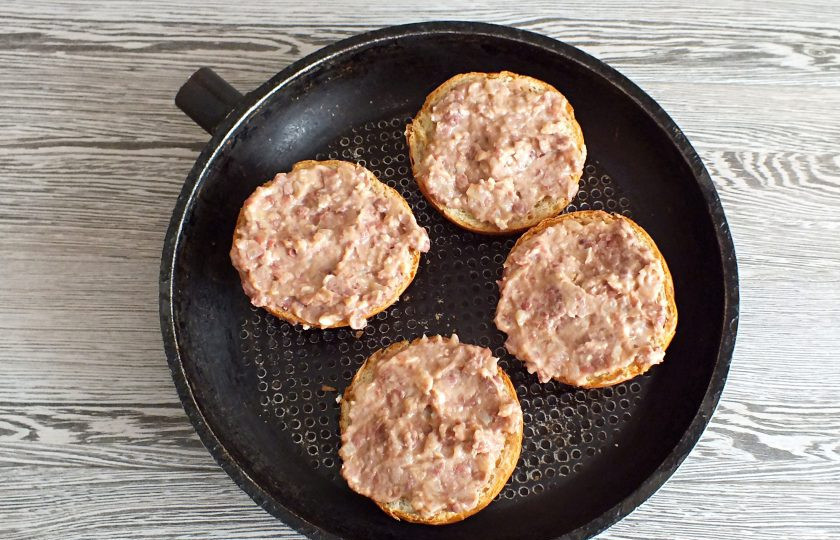 1. Этап. Мексиканские бутерброды: Когда все составляющие бутерброда будут готовы, соберите его. На подсушенную булочку разложите фасолевую пасту.