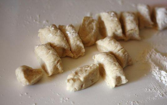 1. Этап. Медовые шарики: Из муки с солью и содой, яиц и масла замешать крутое тесто, затем тесто скатать в колбаску. Далее колбаску нарезать на маленькие кусочки и скатать из них шарики.