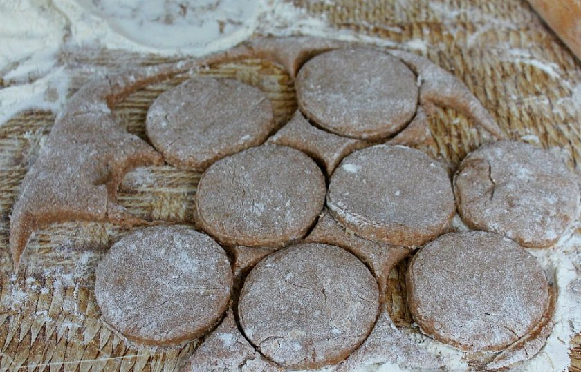 1. Этап. Медовые пряники на кефире: Отделите часть теста и обильно посыпьте пшеничной мукой, чтобы не прилипало к рукам и поверхности стола. Замешайте и раскатайте тесто толщиной 7 мм. Формой вырежьте пряники.