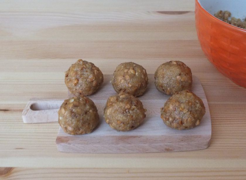 1. Этап. Конфеты Сладкий орешек: Из полученной массы сформируйте шарики, размером чуть меньше грецкого ореха.