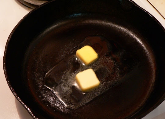 1. Этап. Жареная печень: Разогрейте сковороду, положите в нее сливочное масло.