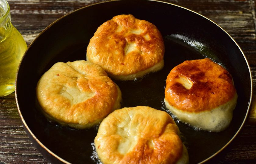 1. Этап. Беляши без яиц: Жарьте беляши в разогретом растительном масле на умеренном огне до красивого и золотистого цвета.