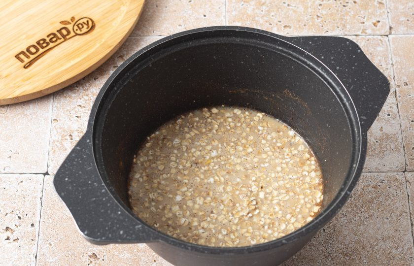 1. Этап. Чайная каша: Добавьте овсяные хлопья, убавьте огонь и варите до готовности. У меня хлопья готовятся за 5 минут.