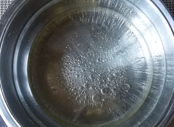 1. Этап. Хрустящие трубочки с малиной: Воду смешайте с маслом.