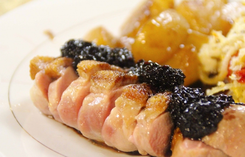 1. Этап. Жареная утиная грудка: Жареная утиная грудка подаётся с ежевичным соусом. Приятного аппетита!