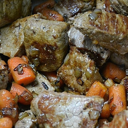 1. Этап. Говядина по-бургундски: Возвращаем мясо к луку и моркови, солим, перчим, обжариваем еще 2-3 минуты. Затем все содержимое сковороды перекладываем в глубокую кастрюлю, а в сковороду наливаем вино и говяжий бульон. Доводим до кипения, после чего переливаем в ту же глубокую кастрюлю, в которой находится мясо и овощи.