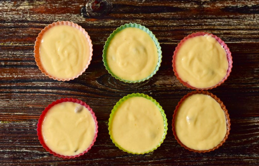 1. Этап. Сливочные капкейки: Выложите тесто в силиконовые формочки.