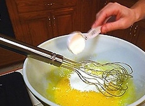 1. Этап. Заварной крем со сливками: Добавьте к желткам кукурузный крахмал и взбивайте, пока смесь не станет бледно-желтой и густой, около 20 секунд.