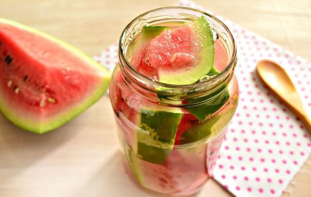 1. Этап. Консервация арбузов: 6. Залейте кипятком.