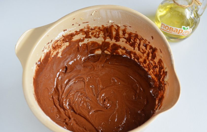 1. Этап. Брауни из тыквы: 7. В оставшееся тесто положите шоколад с маслом. Перемешайте.