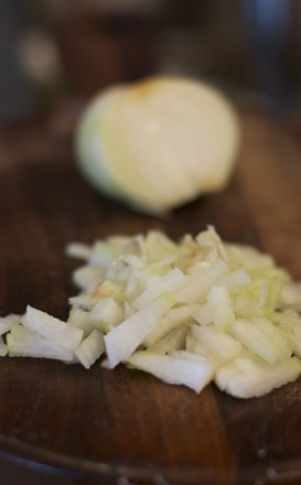 1. Этап. Фасолевый суп: Лучок мелко шинкуем.