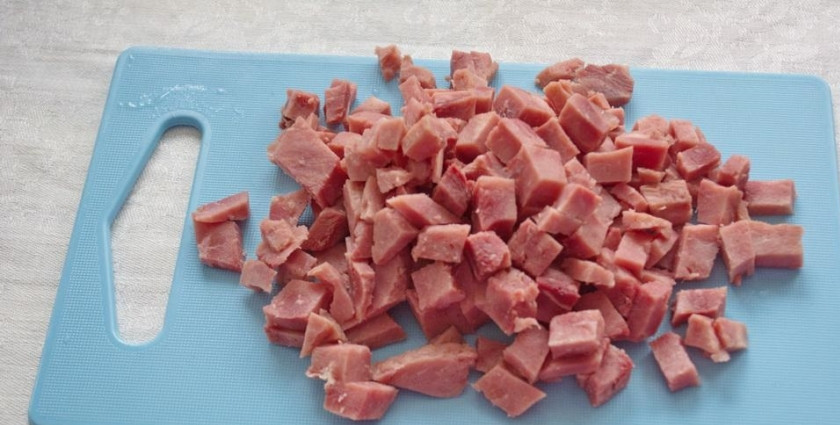 1. Этап. Салат Марсель: 1. Рецепт приготовления салата Марсель удивительно прост. Для начала необходимо нарезать средними кубиками ветчину.