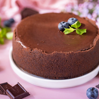 Шоколадный чизкейк с выпечкой