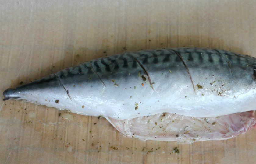 1. Этап. Скумбрия под маринадом в духовке: Сверху на рыбе делаем неглубокие надрезы и поливаем маринадом. Маринад должен попасть внутрь рыбы и наполнить разрезы. Оставляем на 30 минут.