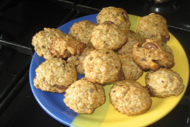 1. Этап. Детское овсяное печенье: Когда вы почувствуете аромат, вызывающий аппетит, а печенье совсем зарумянится, смело вытаскивайте. Накройте печенье полотенцем и подождите, пока оно немного остынет. В таком виде подавайте к столу. На детский стол отлично сойдет!