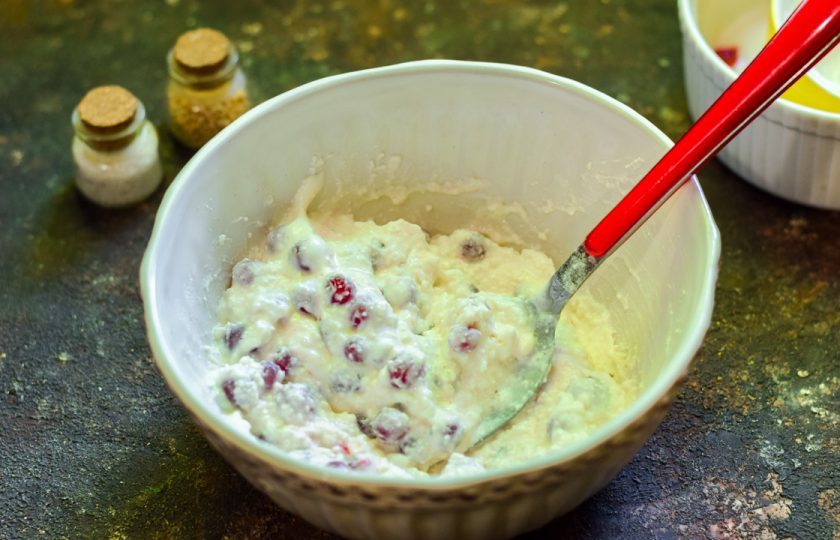 1. Этап. Рулет из лаваша с ягодами и творогом: Хорошо перемешайте все ингредиенты.