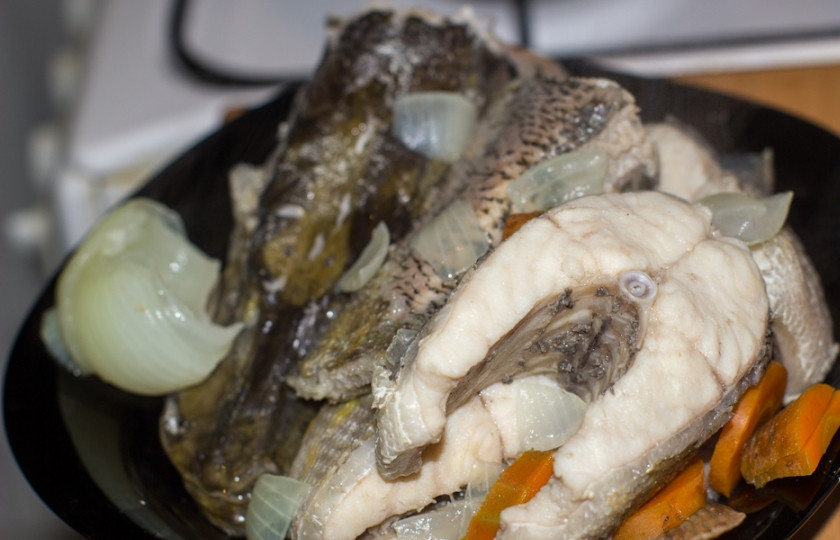 1. Этап. Рыбный суп из щуки: 6. Чтобы рыба не переварилась, ее можно аккуратно достать из кастрюли. Посолить и поперчить рыбный суп из щуки в домашних условиях по вкусу.