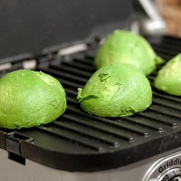 1. Этап. Гуакамоле на гриле: 1. Разогреть закрытый или открытый гриль до высокой температуры. Разрезать авокадо пополам, удалить семена и вычерпать мякоть большой ложкой. Вымыть и нарезать помидоры. Смазать авокадо, помидоры, ломтики красного лука маслом и положить на гриль. Обжаривать овощи на гриле около 5 минут с каждой стороны. В зависимости от того, насколько разогрет ваш гриль, это может занять от 2 до 7 минут с каждой стороны.