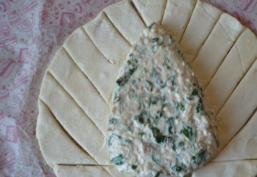 1. Этап. Рождественская елка из слоеного теста: Затем сделайте надрезы по контуру теста от концов до края теста.