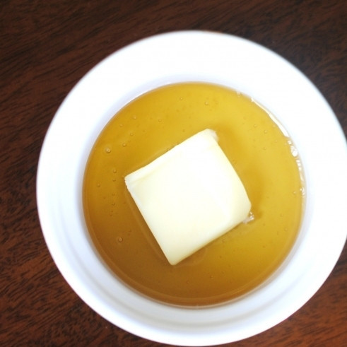 1. Этап. Яблочный торт: В небольшую мисочку кладем 1 ст.л. сливочного масла и мед. Ставим в микроволновку на 20-30 секунд.