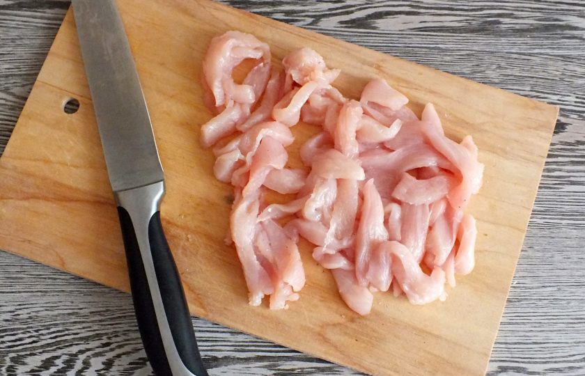 1. Этап. Салат с черешковым сельдереем и курицей: Куриное филе вымойте, обсушите и нарежьте тонкими ломтиками.