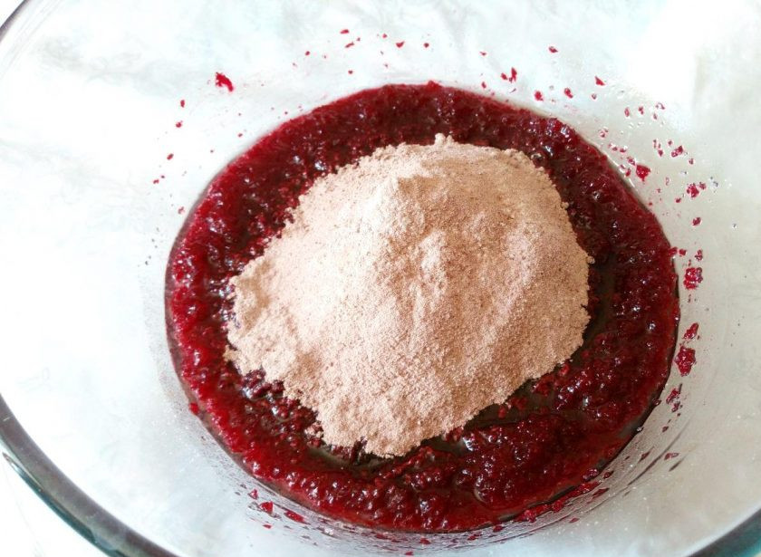 1. Этап. Шоколадно-свекольный пирог: Частями при одновременном просеивании введите в свекольную массу сухую смесь, тщательно соедините компоненты.