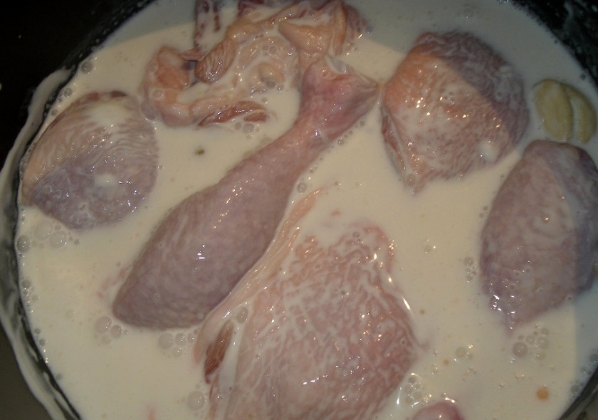 1. Этап. Курица в мультиварке в сметане: Вливаем немного кипяченой воды (0,5-1 стакан), чтобы разбавить сметану и перемешиваем все ингредиенты.