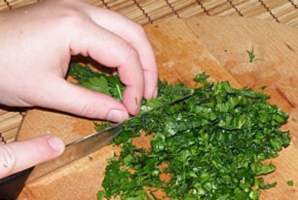 1. Этап. Греческий салат с моцареллой: Зелень измельчить.