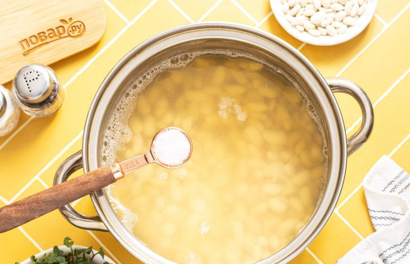 1. Этап. Фасоль белая консервированная: За 15-20 минут до готовности добавьте соль.