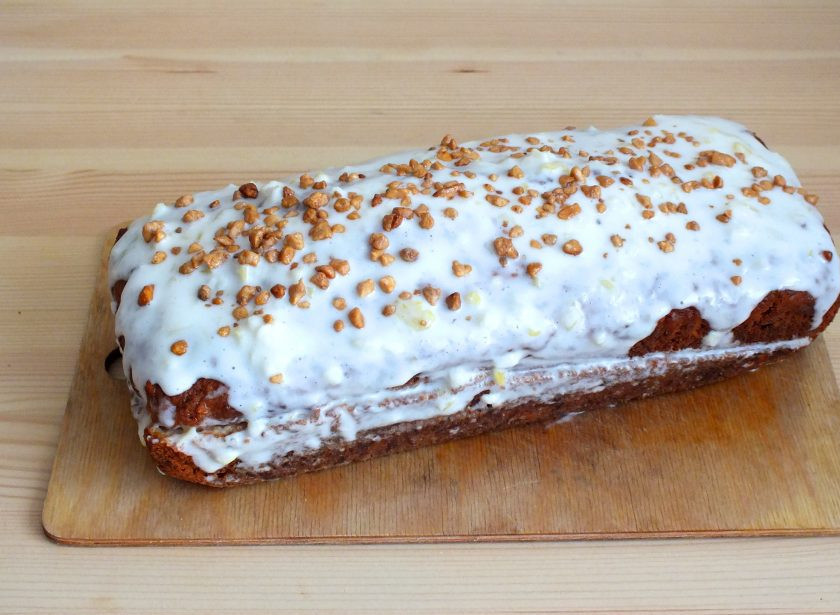 1. Этап. Морковный кекс со сметанно-лимонной пропиткой: Обильно пропитайте обе части. Соедините, верх тоже полейте пропиткой. Посыпьте орехами. Оставьте при комнатной температуре на 2 часа.