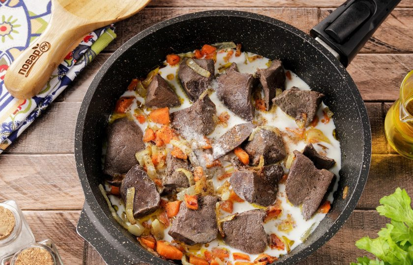 1. Этап. Печеночный паштет из свиной печени: Влейте молоко, добавьте соль, молотый перец и специи по вкусу. Я добавила мускатный орех.