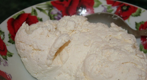 1. Этап. Пирог с творогом и зеленью: 2. Творог растереть с солью и перцем. В рецепт приготовления пирога с творогом и зеленью можно использовать также самые разнообразные специи - от сушеных трав до чеснока.