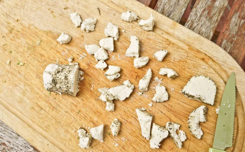 1. Этап. Салат с малосольной семгой: Козий сыр также разрежьте на небольшие кусочки. Вы можете использовать и другие сорта сыров. Хорошо подойдут нежные сливочные сыры.