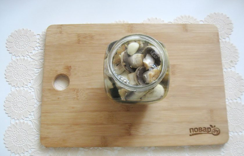 1. Этап. Маринованные шампиньоны на зиму: Влейте уксус и маринад.