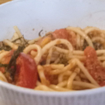 Спагетти со свежими помидорами